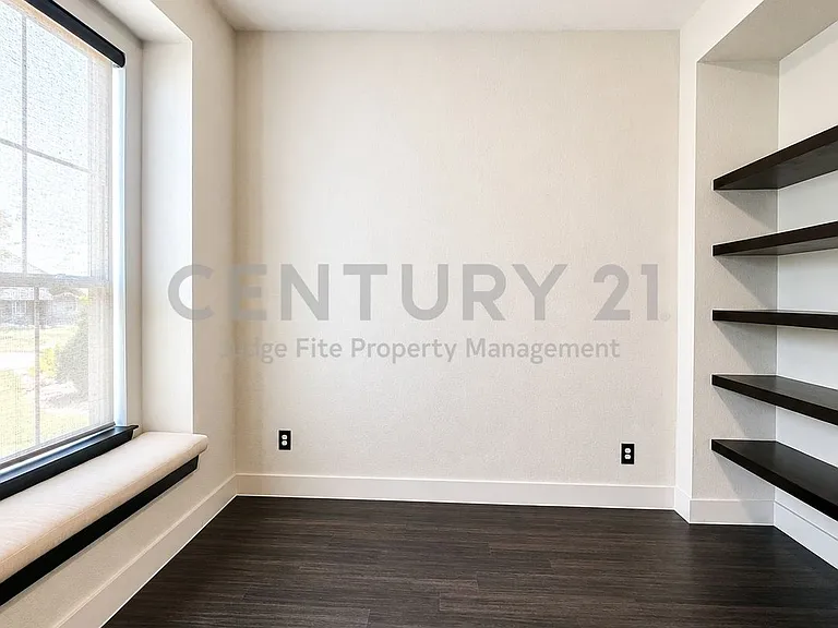 1131 Queensdown Way — Photo 6