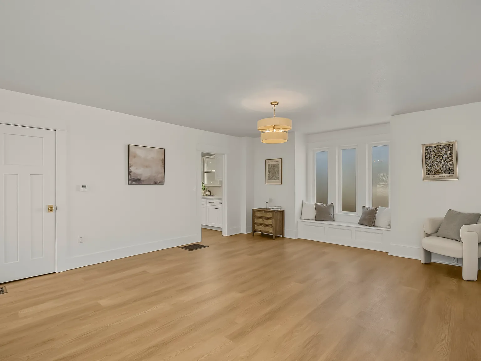 5 bed, 2734 sqft, $3,995 — Photo 4