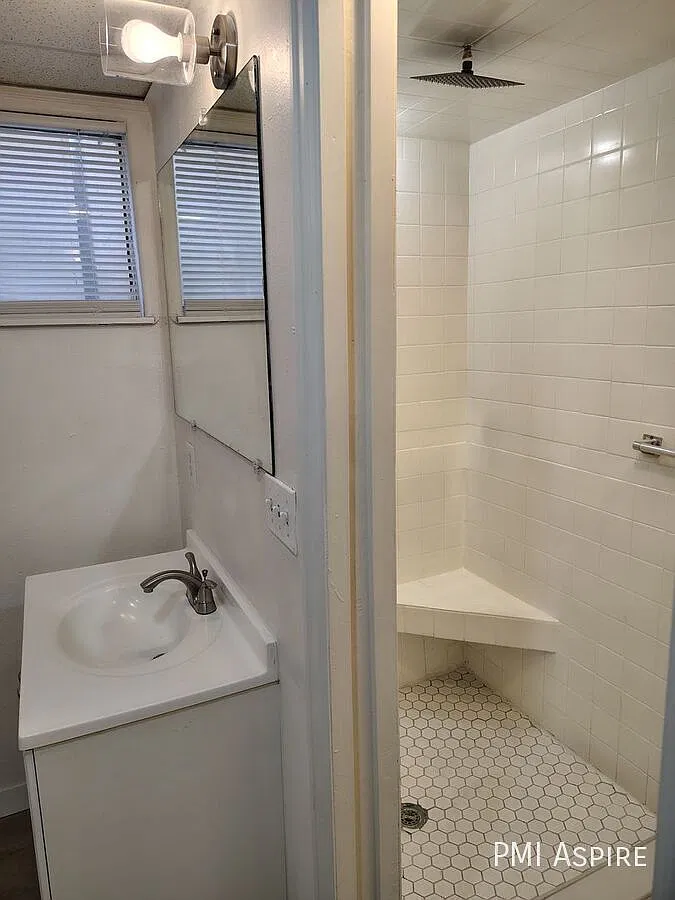 Bright & Spacious 1-Bedroom in Aurora 750 Sq Ft First Floor Gem — Photo 4