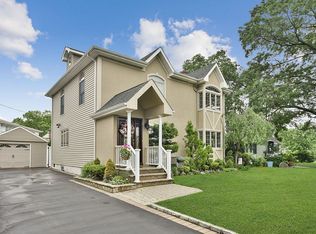 877 Southern Dr, Franklin Square, NY 11010