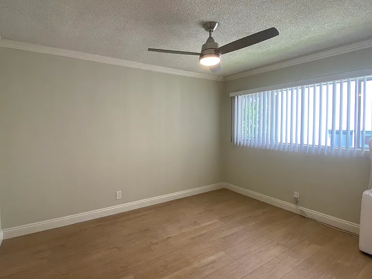 122 N Wetherly Dr #5 — Photo 17