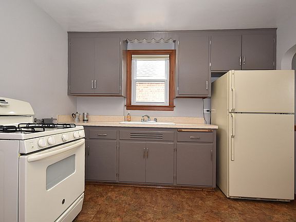 3rd image of 6338 W Berteau Ave