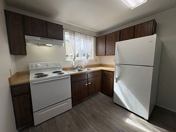 3rd image of 680 D St APT A
