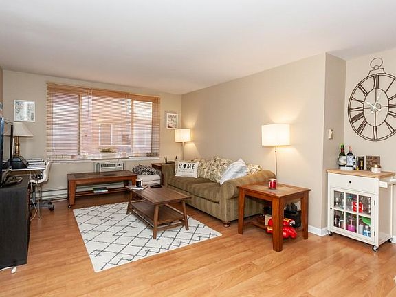 4th image of 3825 N Pine Grove Ave #302JC