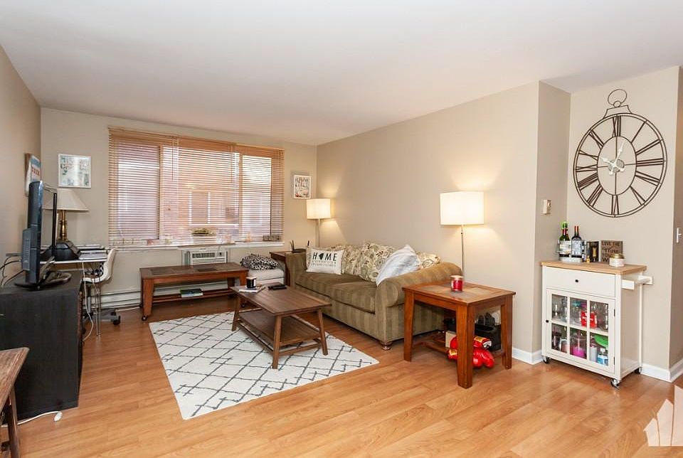 1st image of 3825 N Pine Grove Ave APT 312
