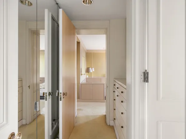 450 East 52nd Street image 29 of 33