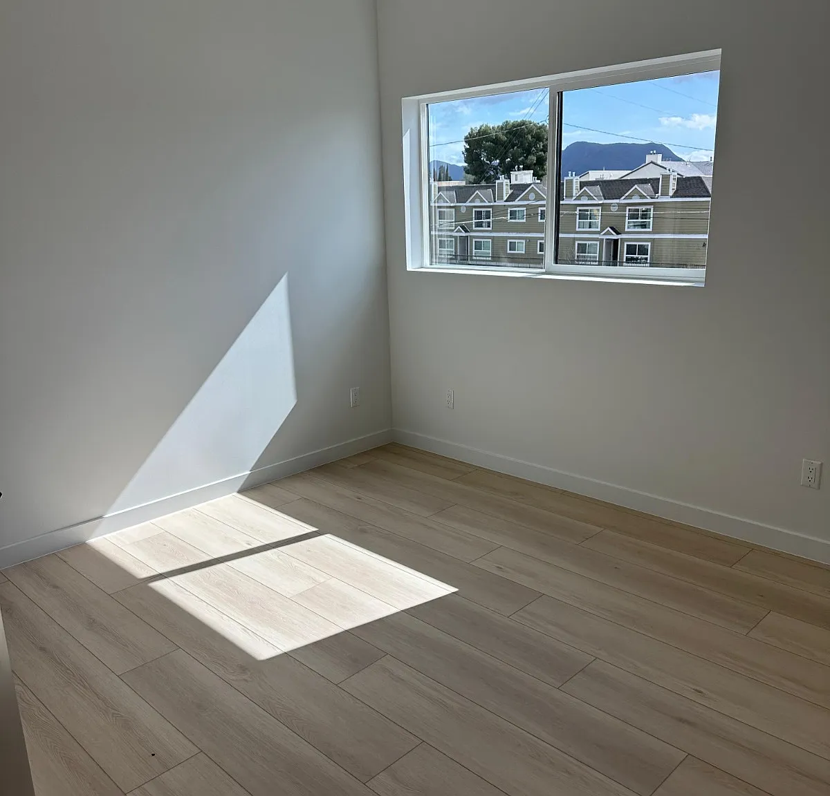 4 bed, 1915 sqft, $4,200 — Photo 3