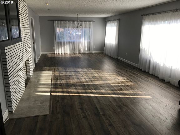 3rd image of 900 NW 92nd St