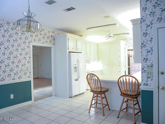 5th image of 310 Oak Hollow Dr