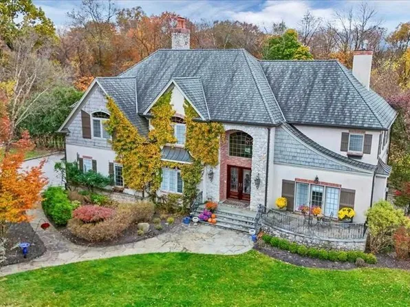 10 Stone Meadows Ln, Mahwah, NJ 07430