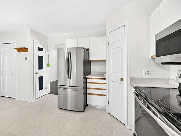 5th image of 5 W 23 Avenue Close