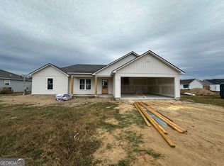 61 Cypress St, Ray City, GA 31645