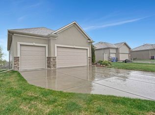 6812 Chandon Dr, Lincoln, NE 68526