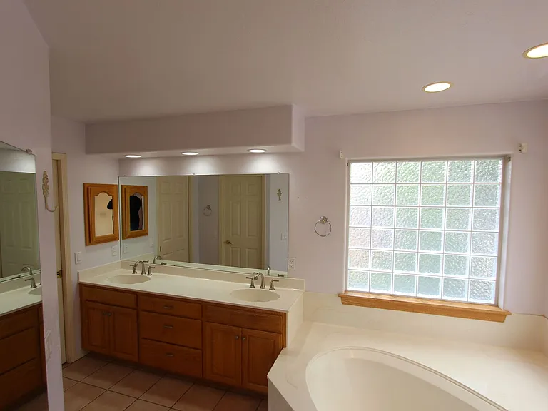 2100 N Timberline Rd — Photo 15
