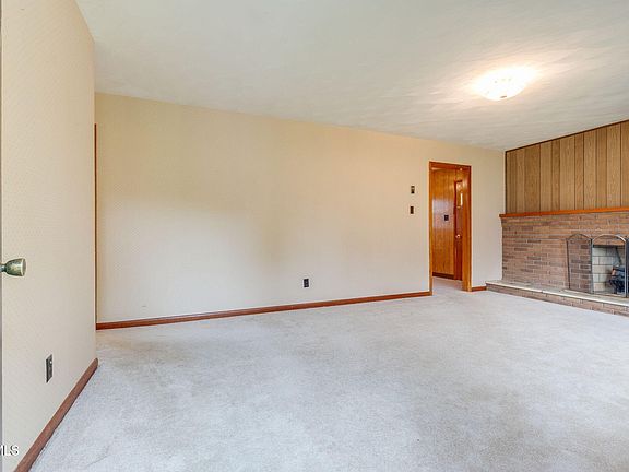 4th image of 230 Russell Rd