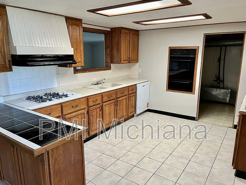 3 bed, 1.0 bath, $1,600 — Photo 3