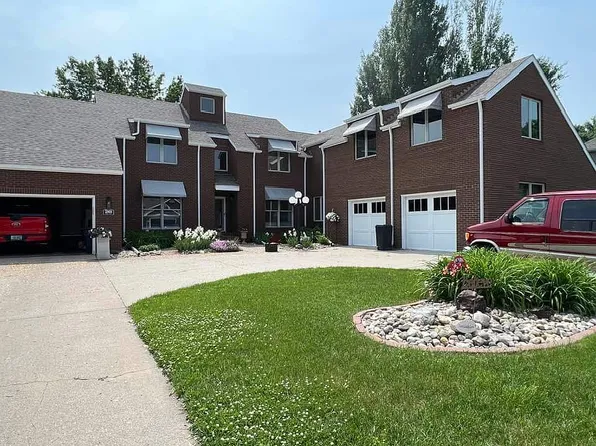 2801 Lilac Ln N, Fargo, ND 58102