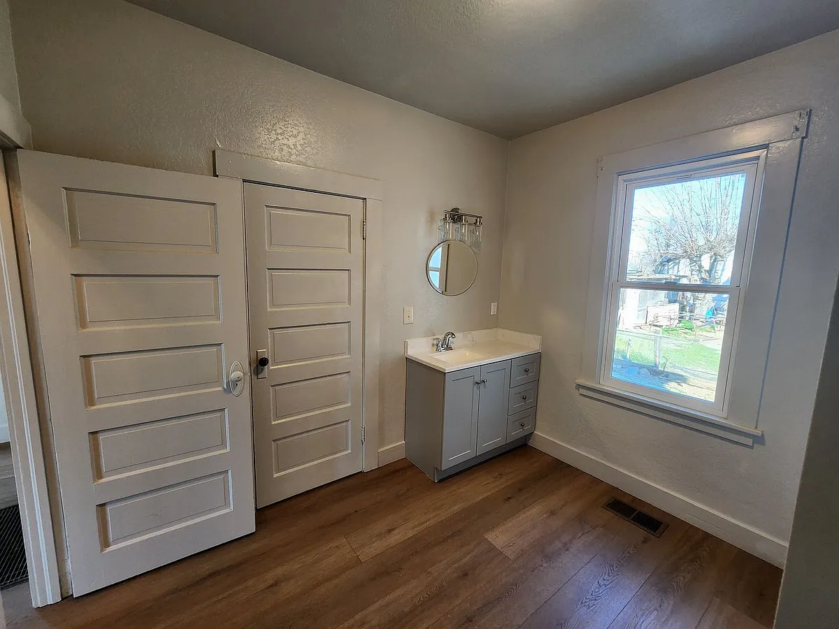 Building Photo - 555 Wallis Ave #A