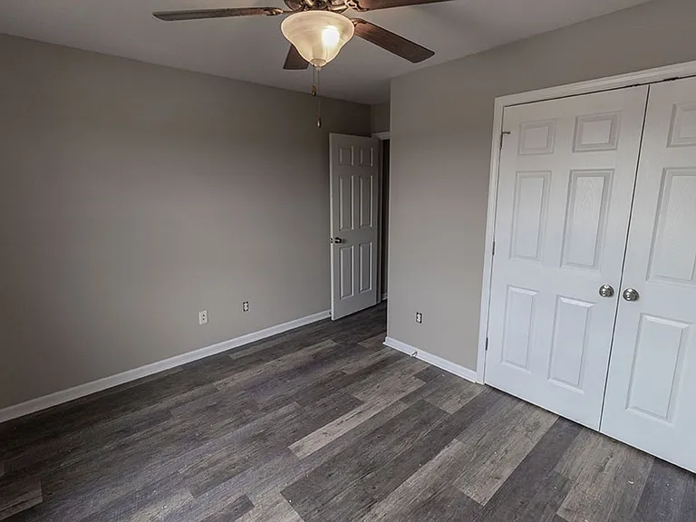 1302 E Brown School Rd — Photo 16