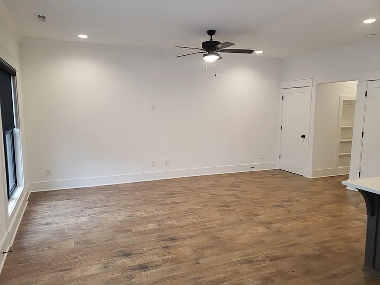 909 E State St — Photo 8