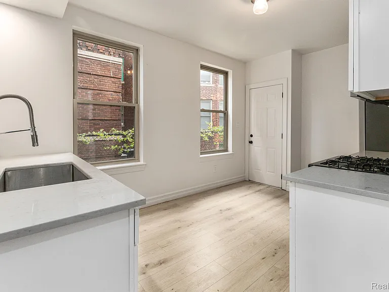314 Hendrie St — Photo 13