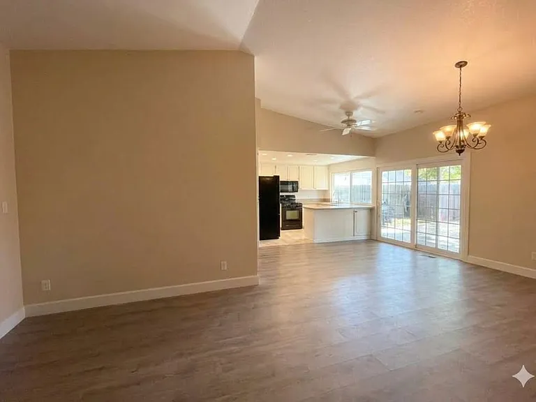 4901 Autumntree Ct — Photo 2