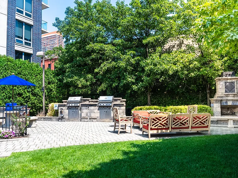 549 Borden Ave #8J — Photo 9