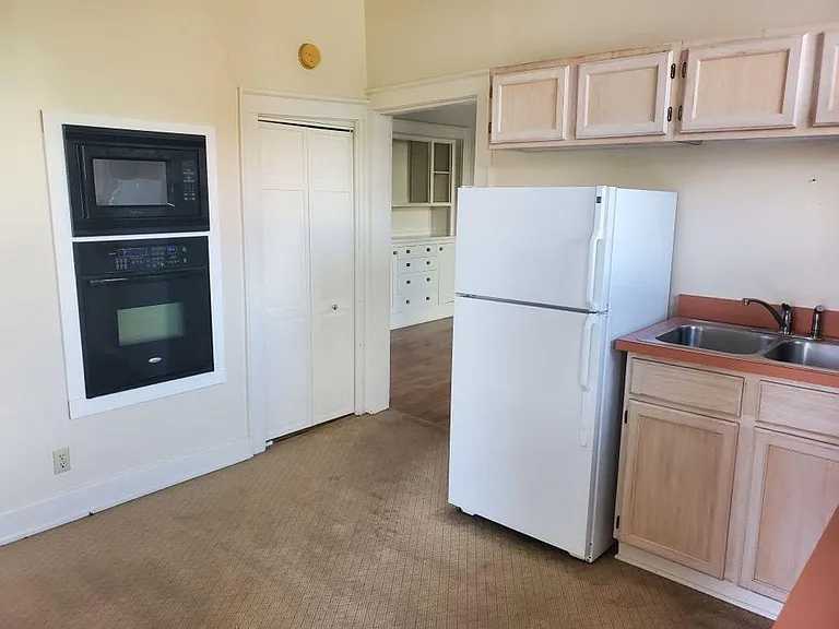 720 SE Riverside Dr — Photo 6