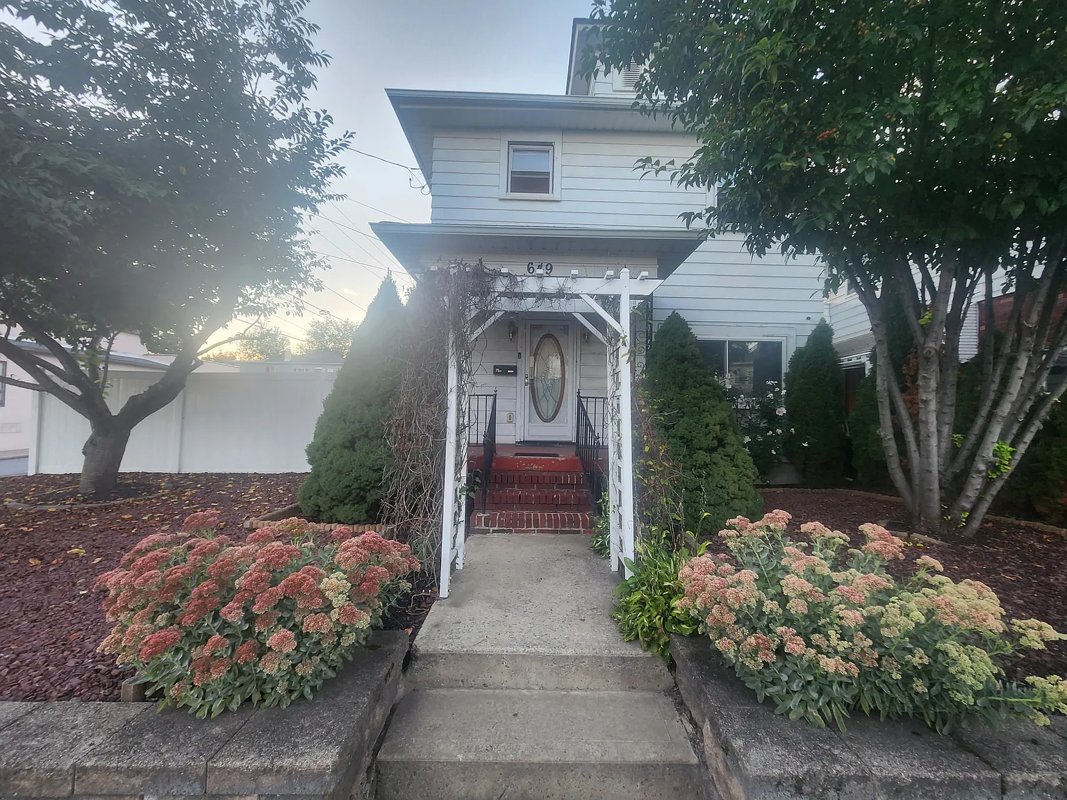 3 bed, 1.5 bath, 1247 sqft, $2,000 — Photo 1