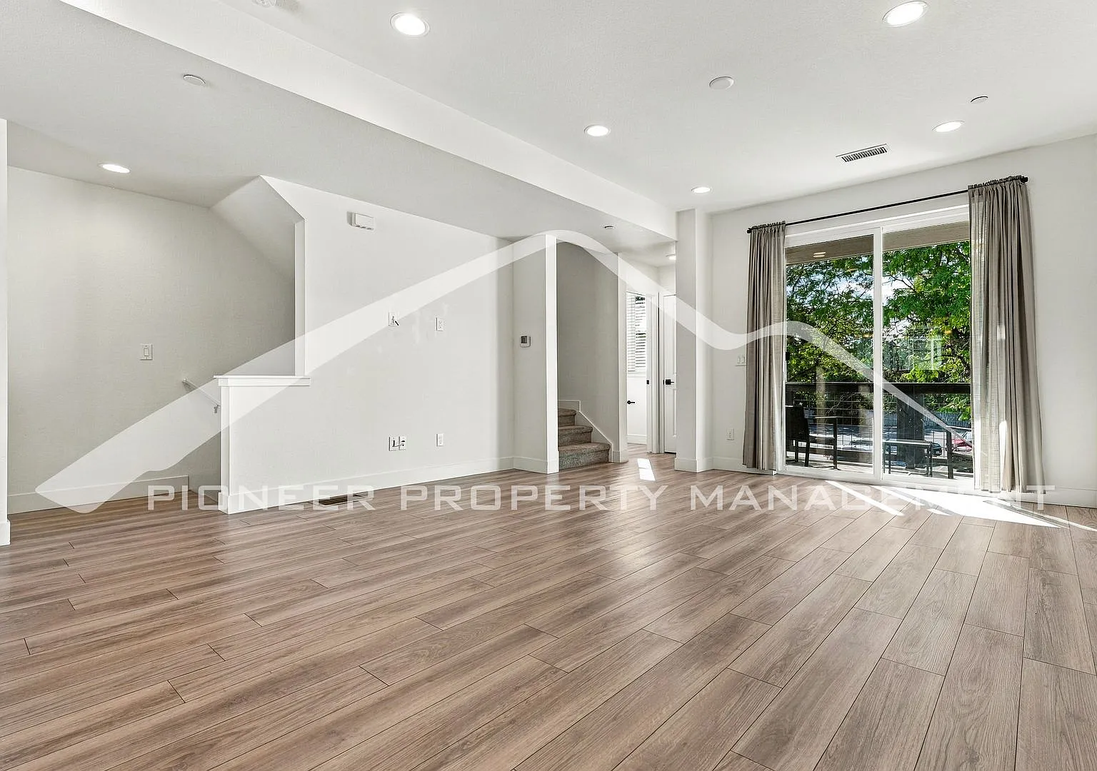 Spacious Townhouse with Central AC and Washer/Dryer — Photo 4