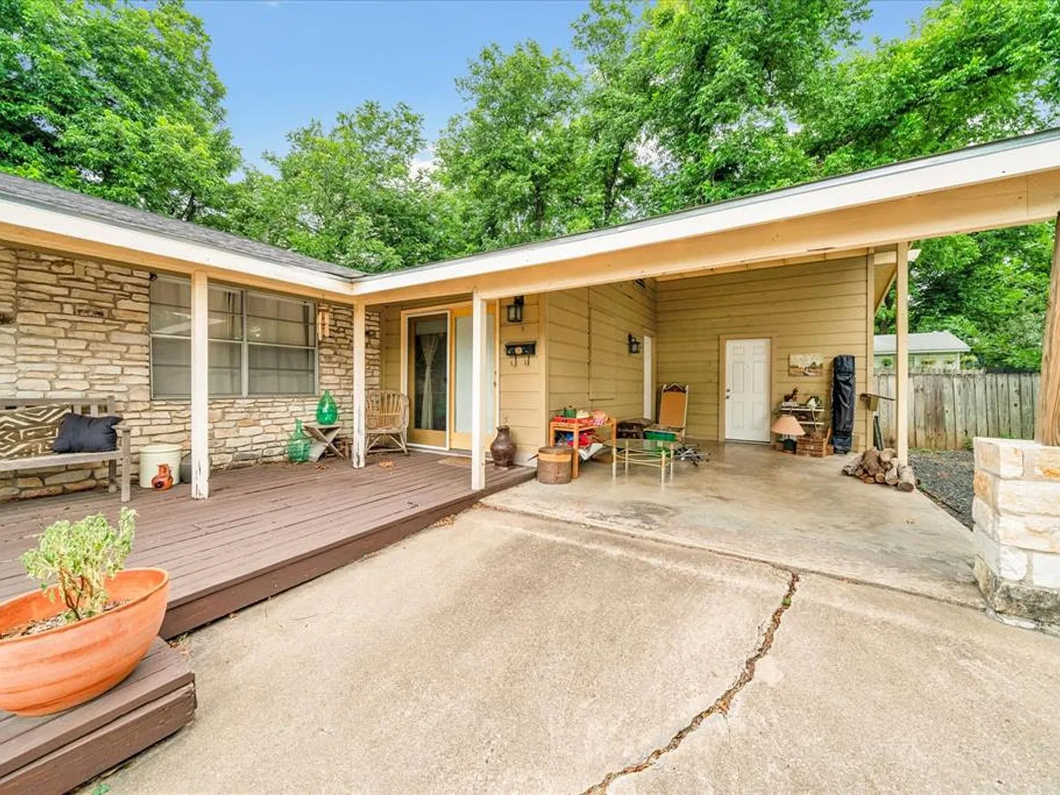 Walking distance to Zilker Park 2/2 with back yard - 1104 Kinney Ave #A — Photo 3