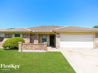 2812 Meadow Ridge Dr, Fort Worth, TX 76133