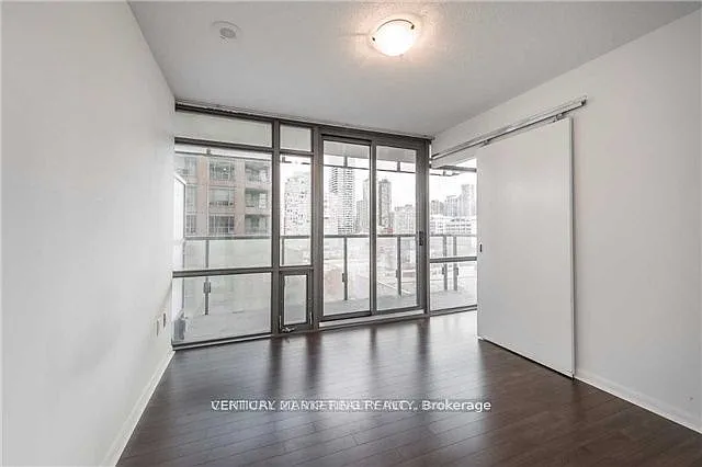 37 Grosvenor St #1007 — Photo 8