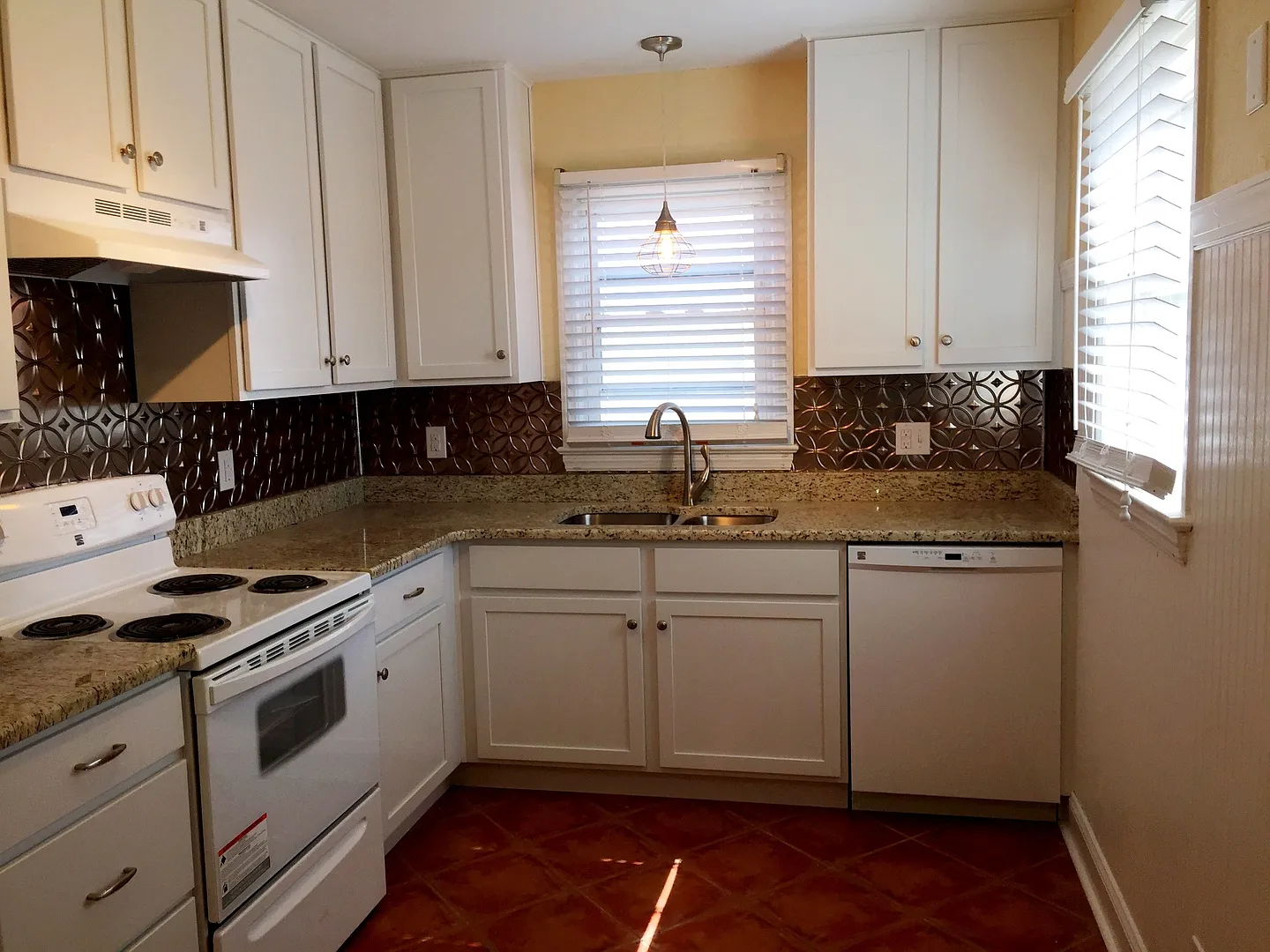 Beautifully Remodeled 3BR Home with Updated Kitchen — Photo 3