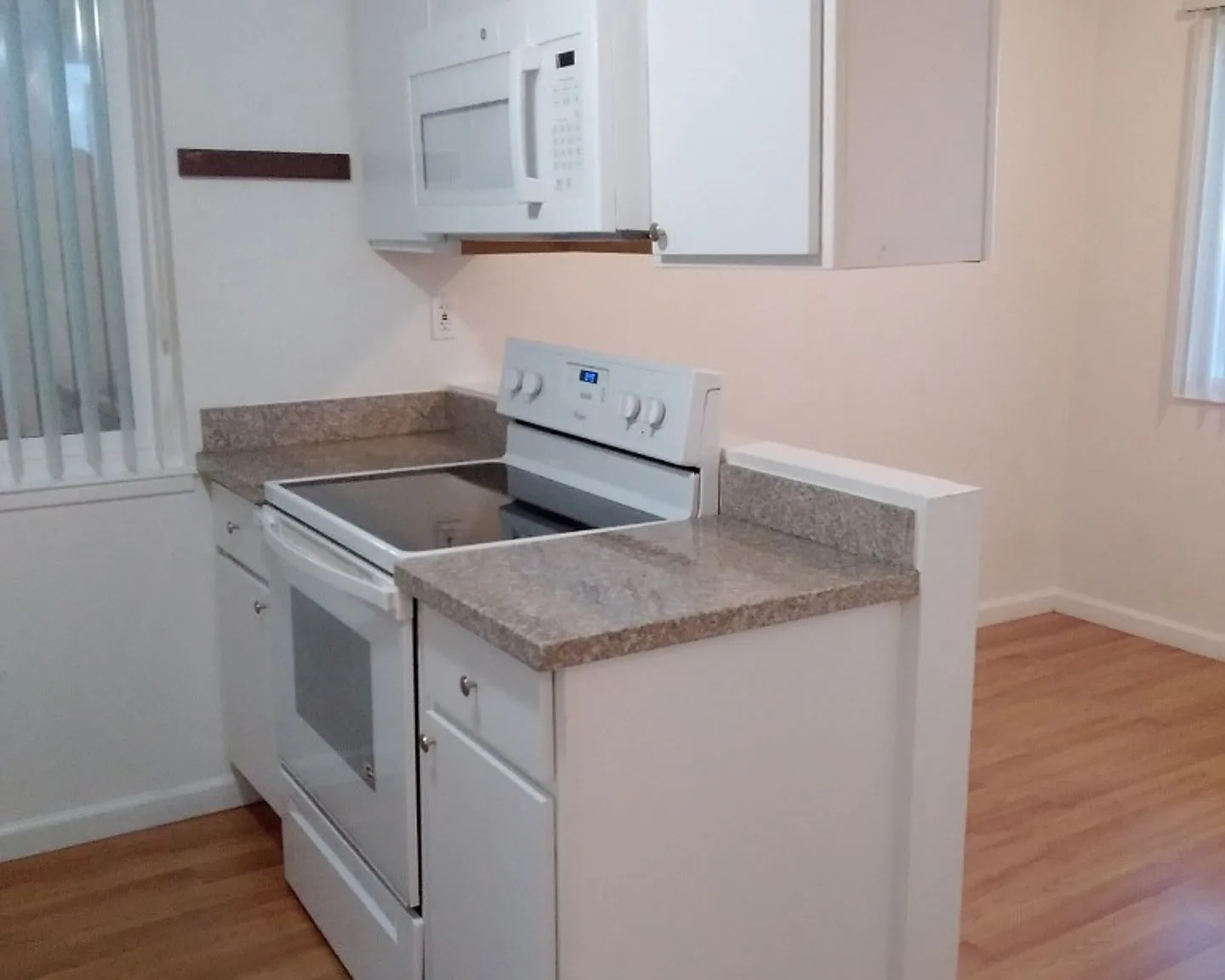 Hollywood Garden Apartments — Photo 4