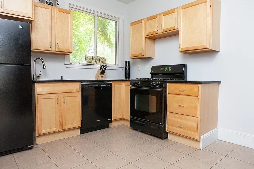 6 bed, 2193 sqft, $6,895 — Photo 1
