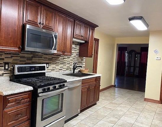 3rd image of 202 Old State Rd S