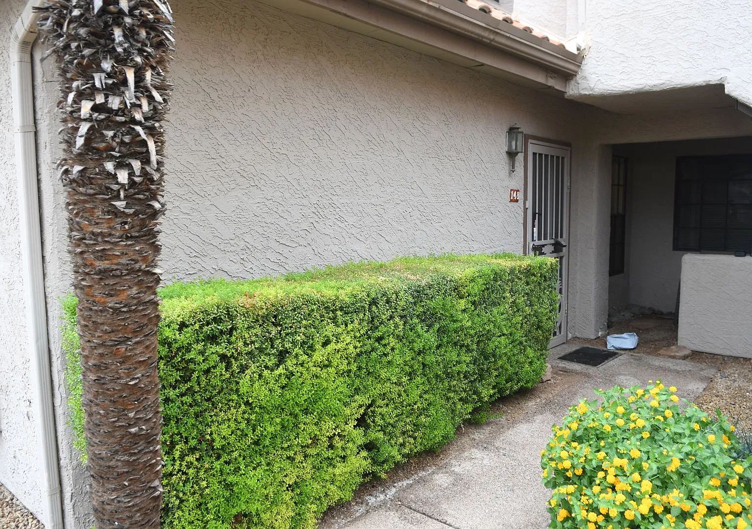 Remodeled 2 Br 2 Ba 1 Car Attached Garage Condo Near McDowell and Hayden in Scottsdale — Photo 1
