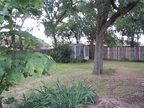3rd image of 302 Oakwood Dr