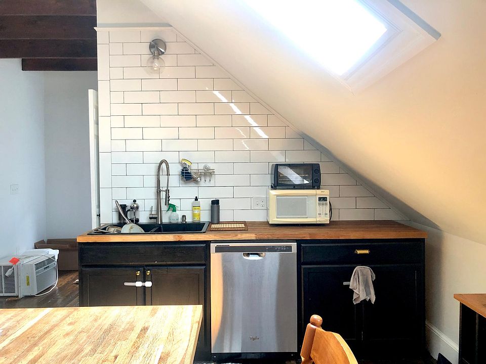 1st image of 82 Marshall St Floor 3