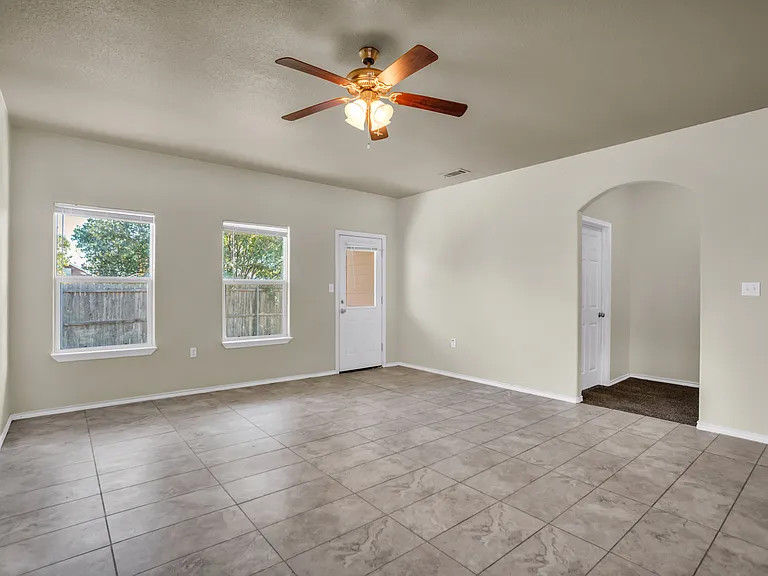 2049 Meadow View Dr — Photo 8