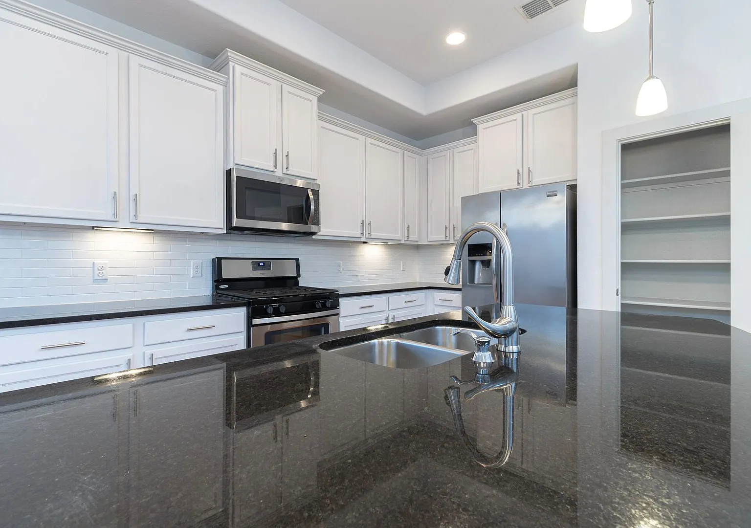 Huge Home in Perfect South Austin Location — Photo 4