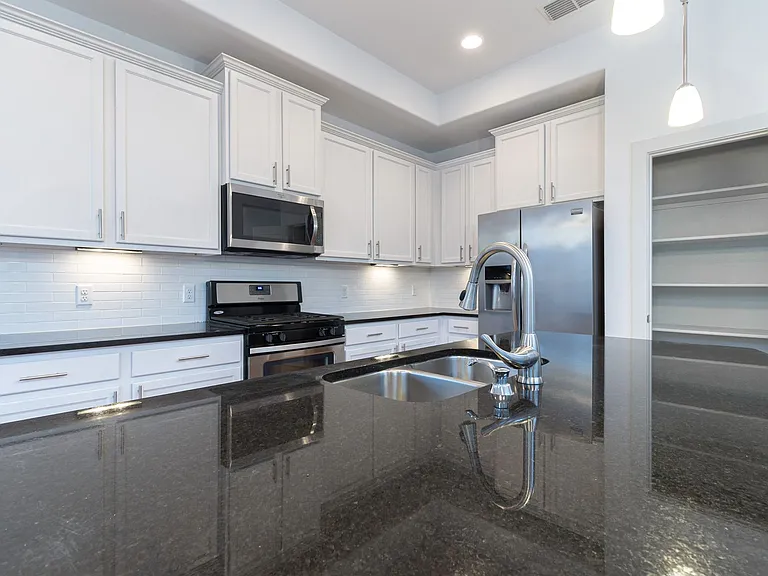1410 Casa Dr — Photo 4