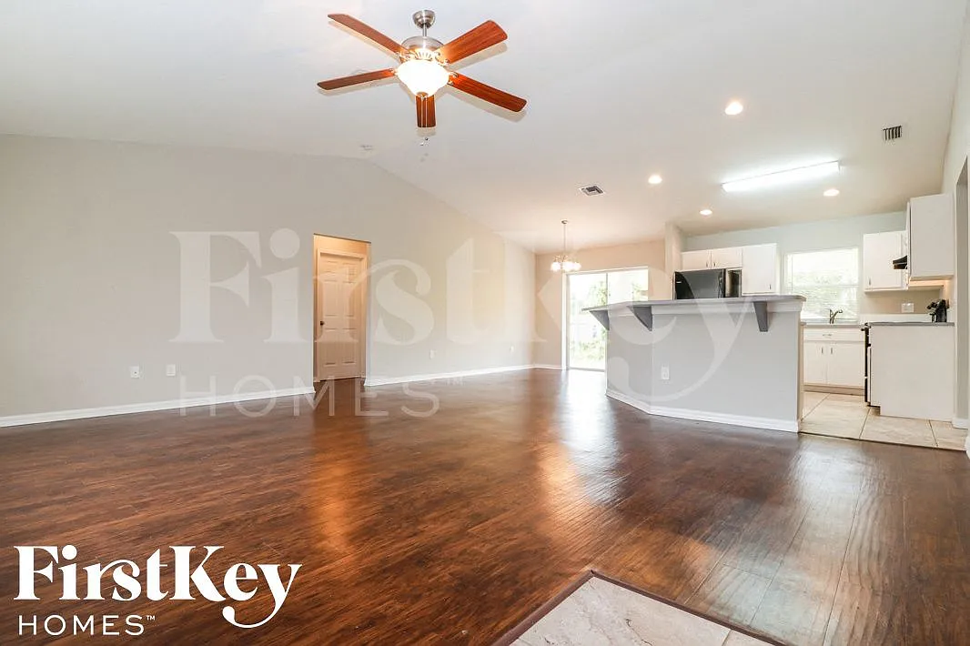 3 bed, 2.0 bath, 1397 sqft, $2,395 — Photo 3