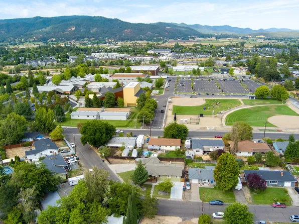 55 Crater Ln, Central Pt, OR 97502