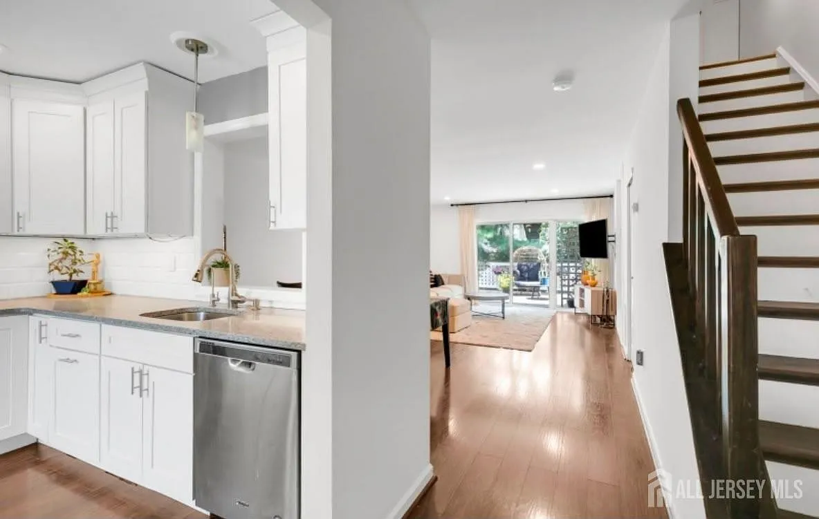 2 bed, 2.5 bath, 1400 sqft, $3,100 — Photo 2