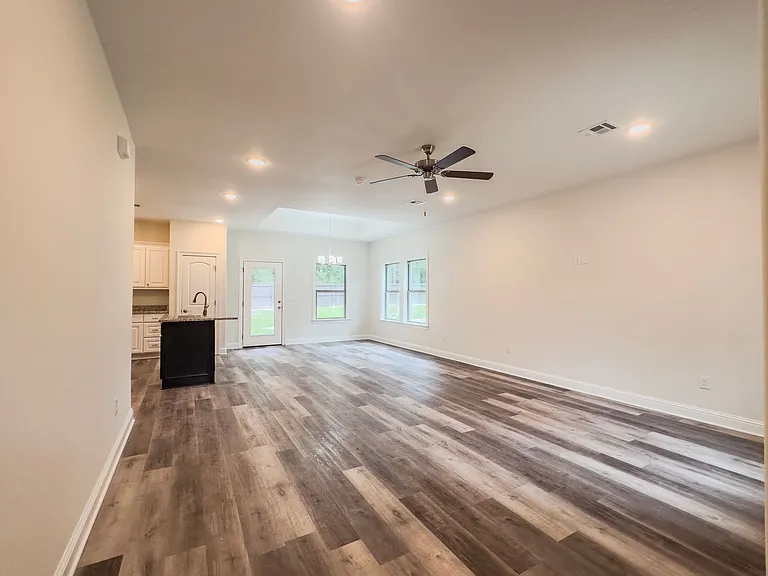 213 Steel Magnolia Ln — Photo 2
