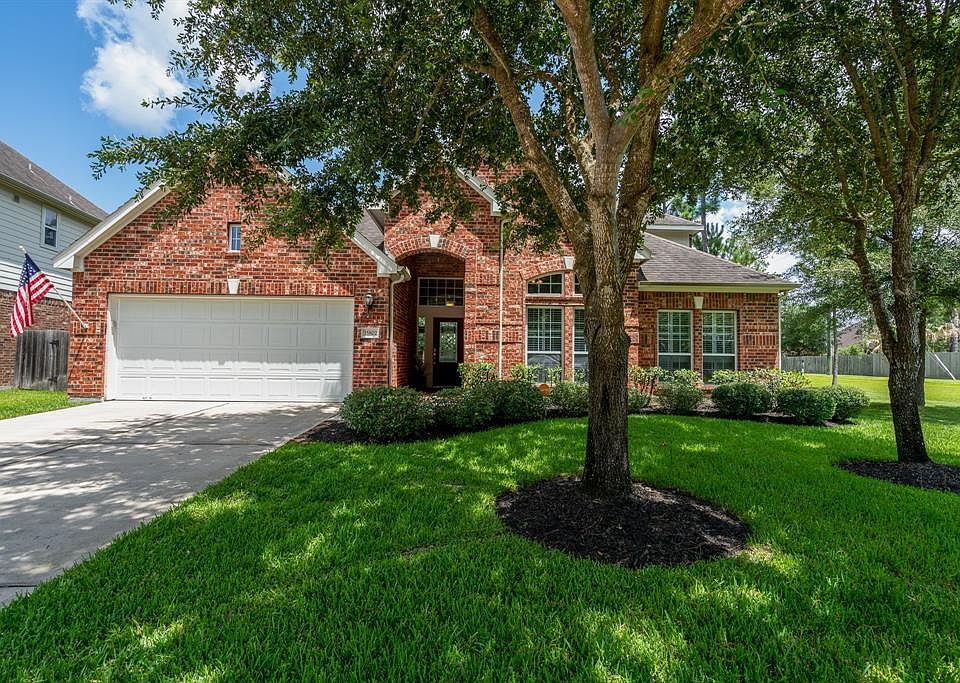 Welcome home to this charming 1.5 story Ashton Woods home located on a quiet cul-de-sac lot in the neighborhood of Northlake Forest!