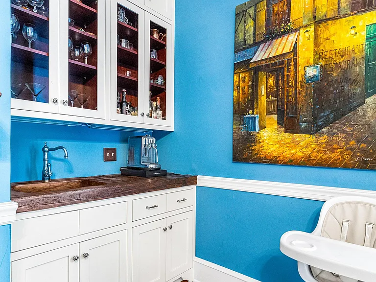 Wet bar.