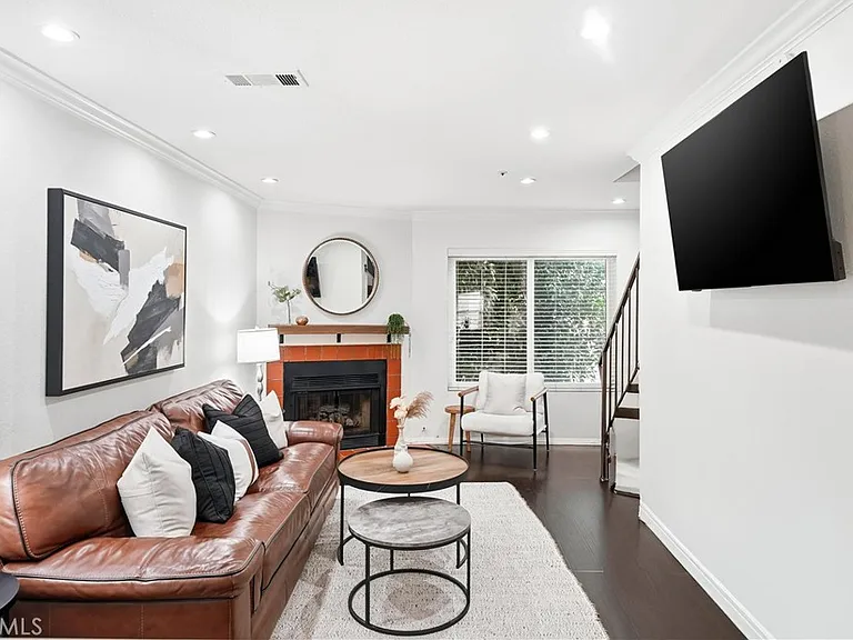 334 S Walnut Ave #D-11 — Photo 3